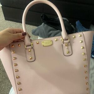 Baby pink Michael Kors with strap in very good conditions